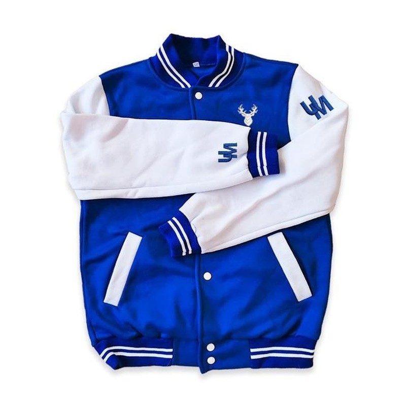 Chamarra Varsity Universitaria azul con mangas blancas y logo UM